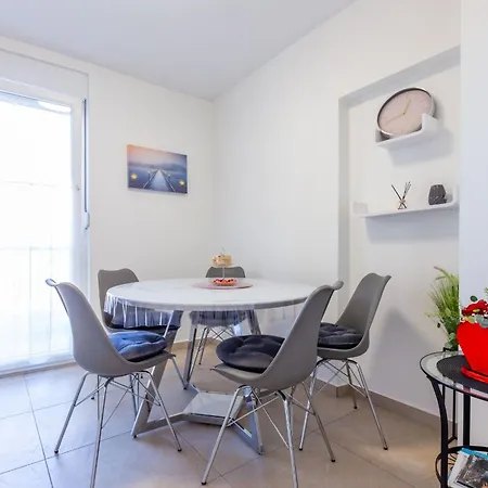 Lana Apartment *